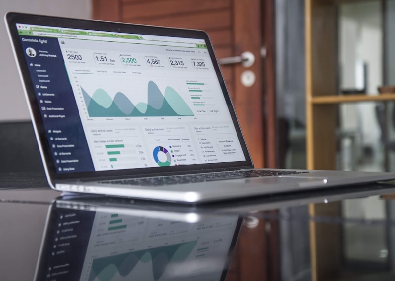 Présentation visuelle soignée d'un produit e-commerce à l'aide d'éclairages sophistiqués